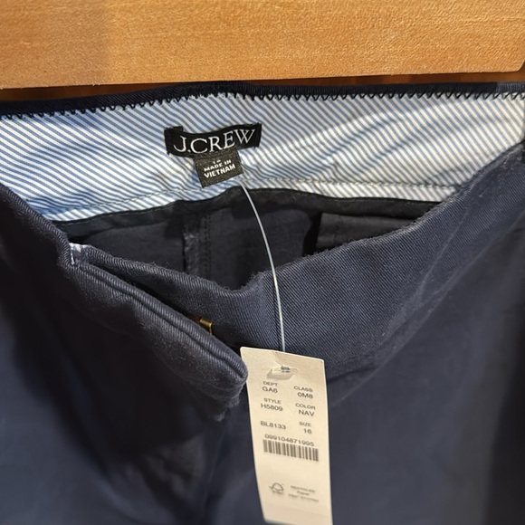 BNWT chino shorts from J.crew. Accidentally bought the wrong size - Picture 3 of 5